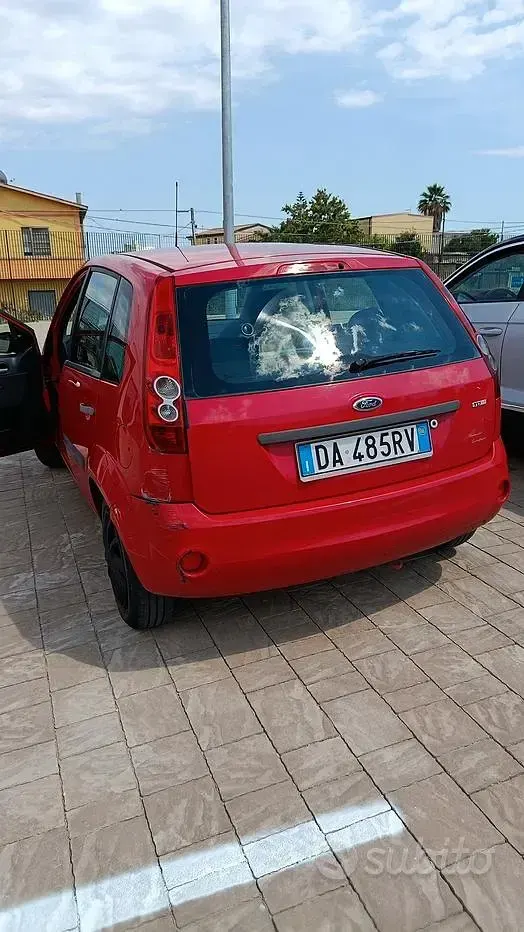 Usata Ford Fiesta 80 CV (58 kW) 2006 Rosso Utilitaria