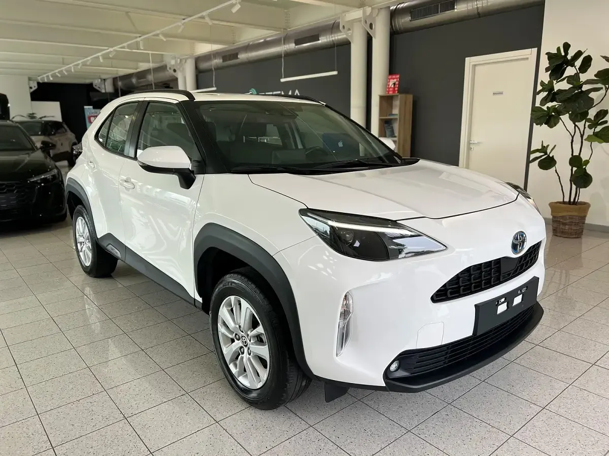 Usata Toyota Yaris Hybrid Business Edition 92 CV (67 kW) 2023 Bianco pastello