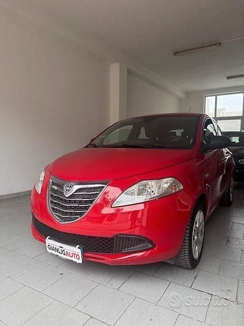 Usata Lancia Ypsilon Gold 69 CV (50 kW) 2013 Rosso Utilitaria