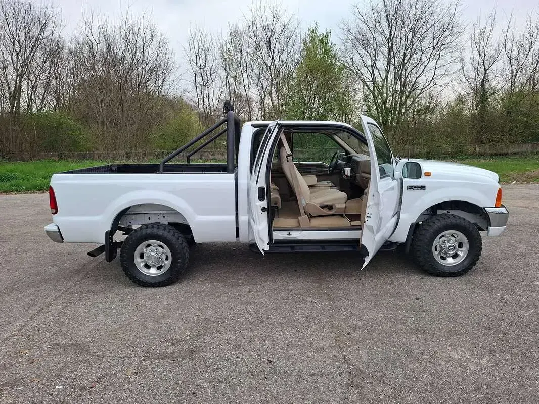 Usata Ford V8 230 CV (169 kW) 1999 Bianco SUV