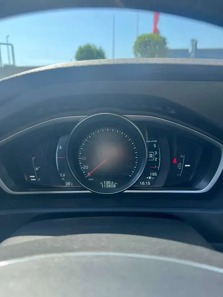 Usata Volvo V40 Momentum 114 CV (83 kW) 2015 Argento Berlina