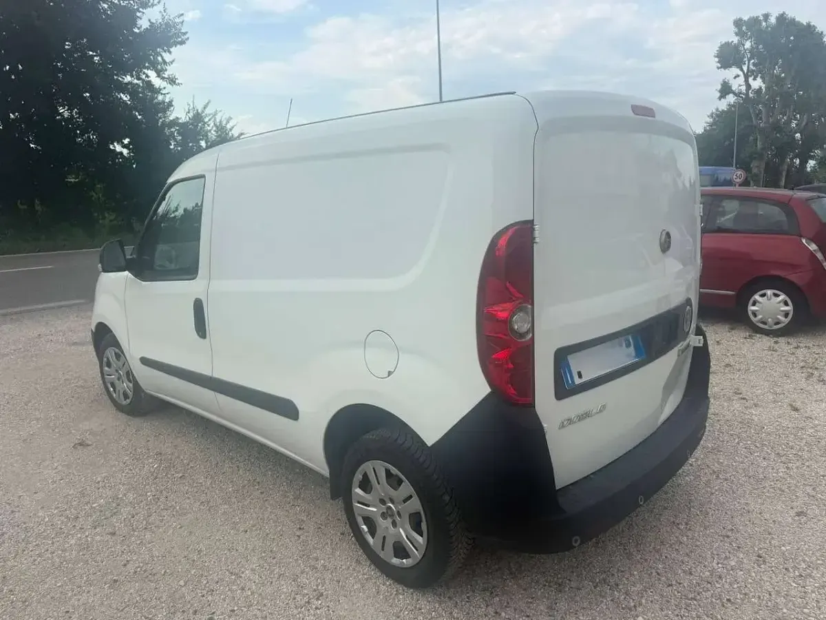Usata Fiat Doblò Lounge 105 CV (77 kW) 2022 Bianco Monovolume