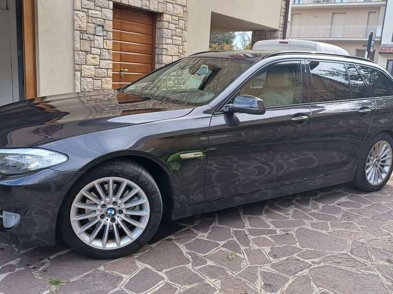 Nero Usata 2013 BMW 520 Station wagon | 9500 € (Ottimo prezzo) - Immagine 1/4