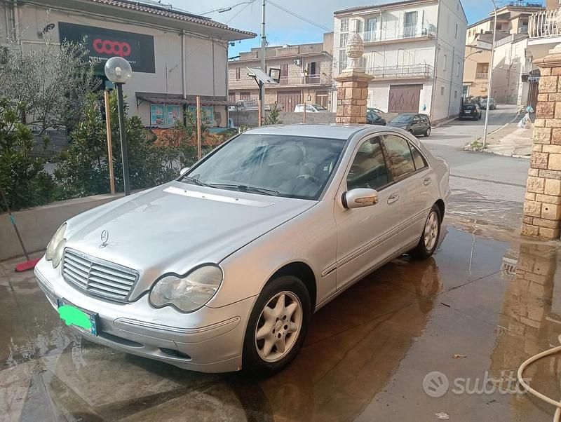 Usata Mercedes C220 142 CV (104 kW) 2001 Grigio Berlina