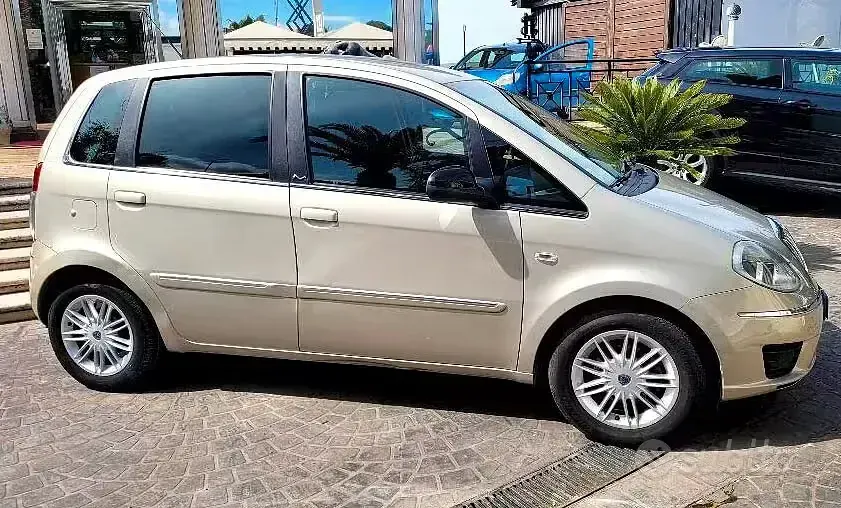 Usata Lancia Musa 95 CV (69 kW) 2012 Beige Monovolume