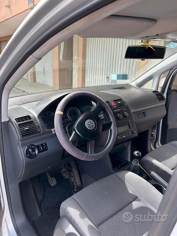 Begagnad VW Touran 105 HK (77 kW) 2005 Grå Minibuss