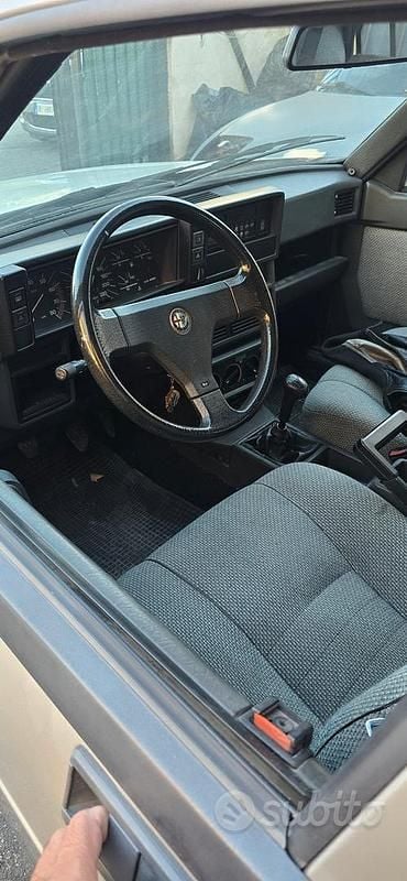 Usata Alfa Romeo 75 120 CV (88 kW) 1988 Grigio Berlina
