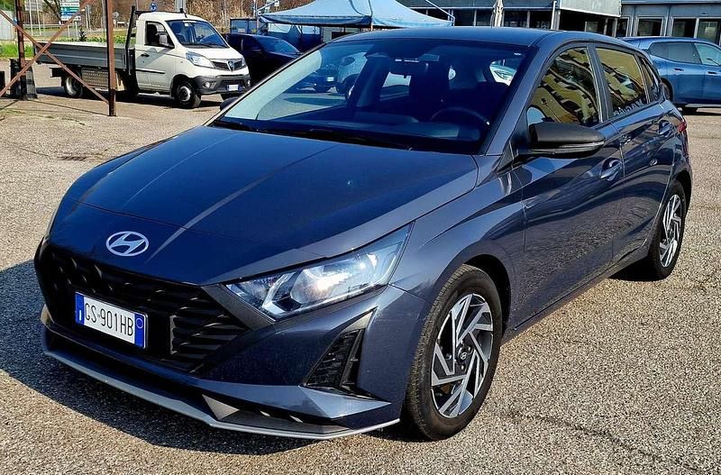 Usata Hyundai i20 84 CV (61 kW) 2024 Blue metallizzato Utilitaria