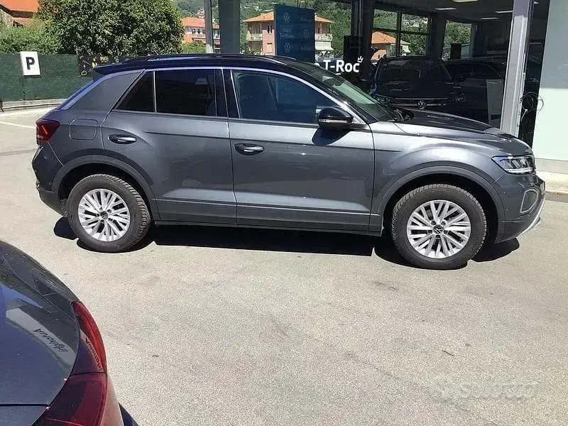 Usata VW T-Roc Life 150 CV (110 kW) 2023 Grigio SUV