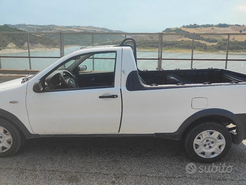Usata Fiat Strada 84 CV (61 kW) 2009 Bianco Pick-up