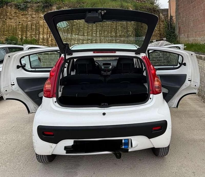 Usata Peugeot 107 Access 68 CV (50 kW) 2010 Bianco Utilitaria