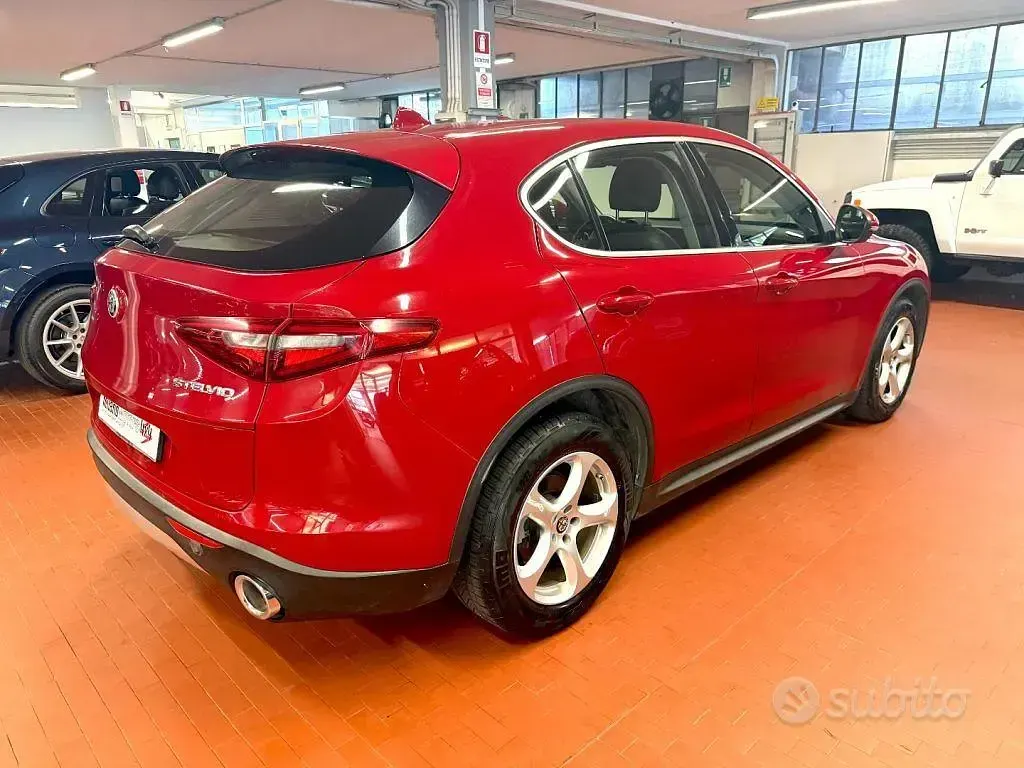 Begagnad Alfa Romeo Stelvio Super 179 HK (131 kW) 2017 Röd SUV