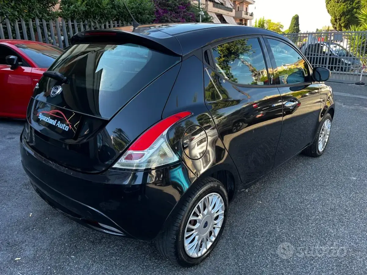 Usata Lancia Ypsilon 69 CV (50 kW) 2016 Nero Utilitaria