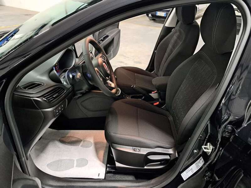 Usata Fiat Tipo Cross 99 CV (72 kW) 2023 Nero cinema (718) Berlina
