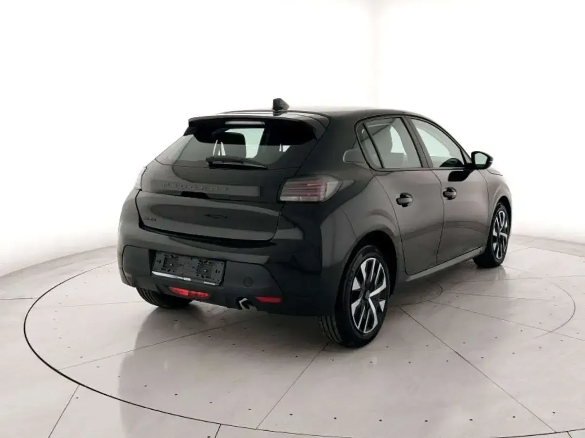 Usata Peugeot 208 Active 101 CV (74 kW) 2024 Nero Utilitaria