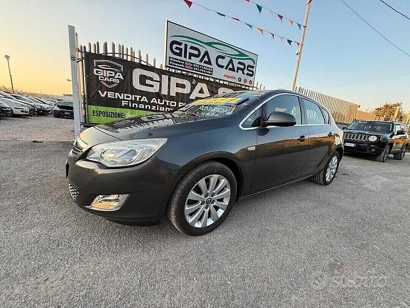 Usata Opel Astra Cosmo 110 CV (80 kW) 2011 Grigio Berlina