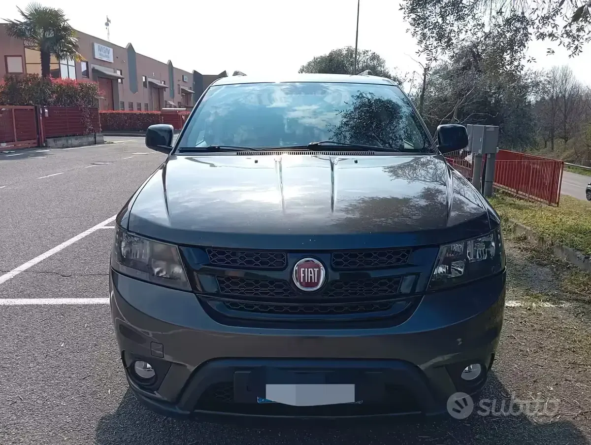 Käytetty Fiat Freemont Lounge 170 HP (125 kW) 2015 Harmaa Katumaasturi