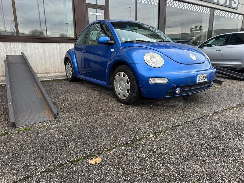 Usata VW New Beetle 102 CV (75 kW) 2001 Blu Utilitaria