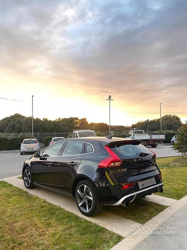 Usata Volvo V40 R-Design Momentum 150 CV (110 kW) 2014 Nero Berlina