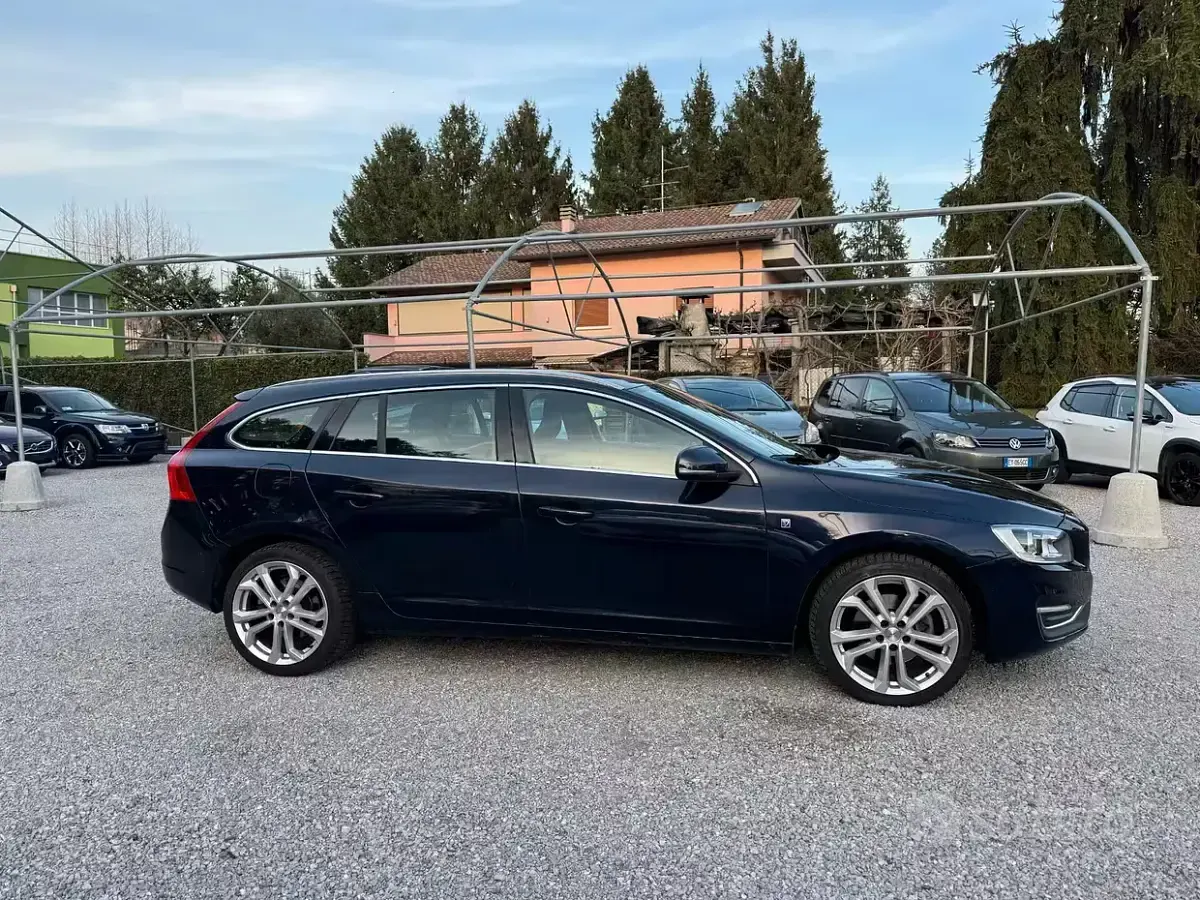 Usata Volvo V60 Ocean Race 120 CV (88 kW) 2016 Bluazzurro Station wagon