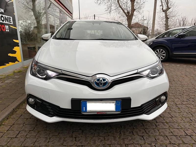 Usata Toyota Auris Hybrid Lounge 99 CV (72 kW) 2016 Bianco Berlina