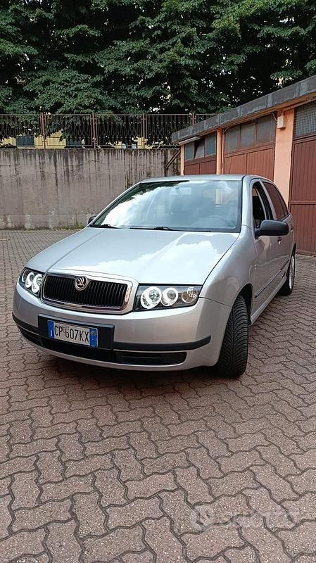 Argento Usata 2004 Skoda Fabia Comfort Due volumi | 3500 € - Immagine 1/4