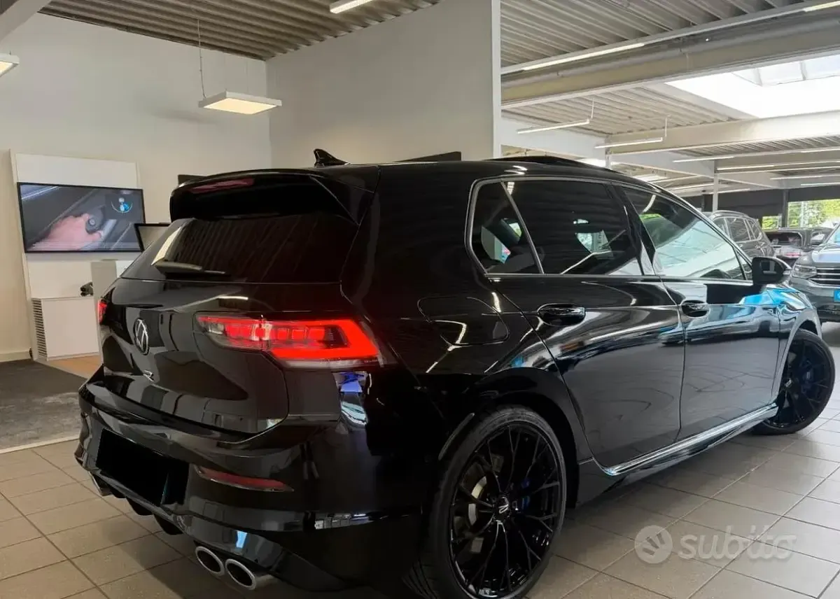 Usata VW Golf VIII R 333 CV (244 kW) 2025 Nero Berlina