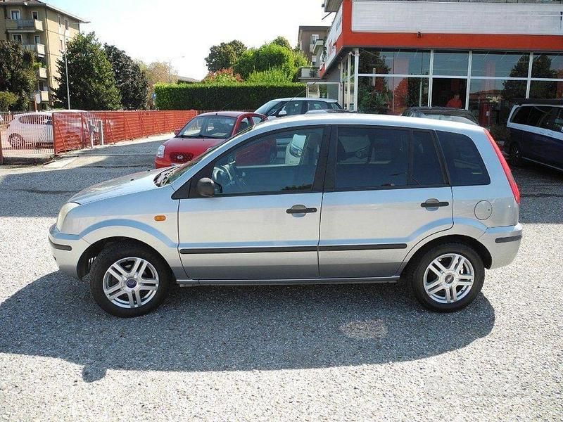 Usata Ford Fusion 80 CV (58 kW) 2005 Argento(met.) Berlina