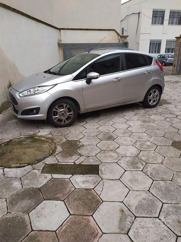 Usata Ford Fiesta Titanium 75 CV (55 kW) 2016 Grigio Berlina