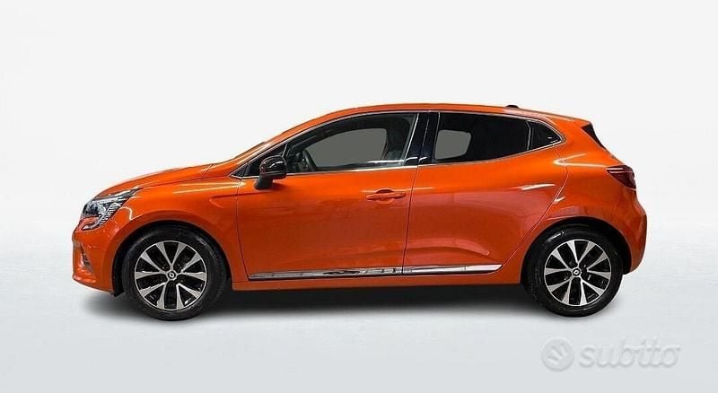 Usata Renault Clio V Techno 100 CV (73 kW) 2023 Arancione Berlina