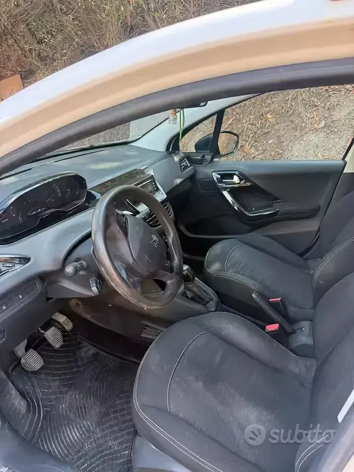 Usata Peugeot 208 68 CV (50 kW) 2014 Bianco Utilitaria