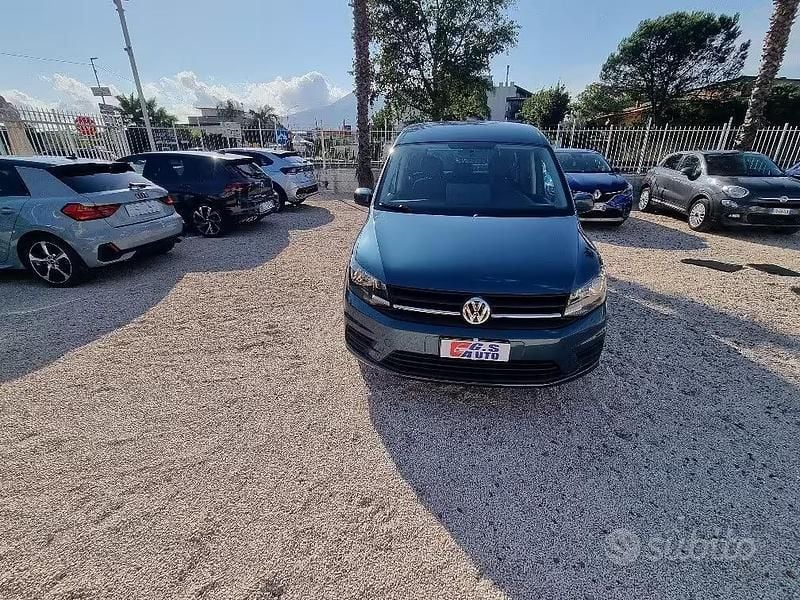 Usata VW Caddy Trendline 102 CV (75 kW) 2017 Blu Monovolume