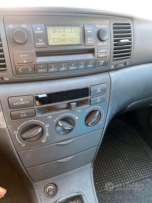 Usata Toyota Corolla 97 CV (71 kW) 2002 Bianco Berlina