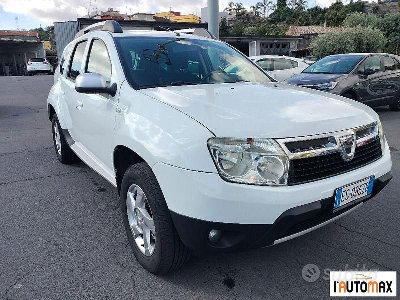 Bianco Usata 2012 Dacia Duster Lauréate SUV | 7900 € (Buon prezzo) - Immagine 1/4