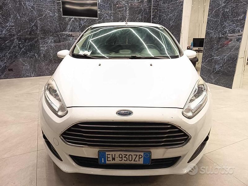 Usata Ford Fiesta 80 CV (58 kW) 2015 Bianco Berlina