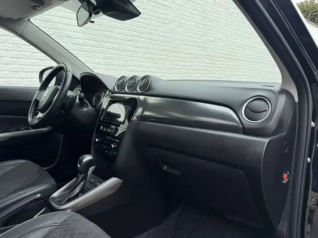 Second-hand Suzuki Vitara 102 CP (75 kW) 2024 Negru SUV
