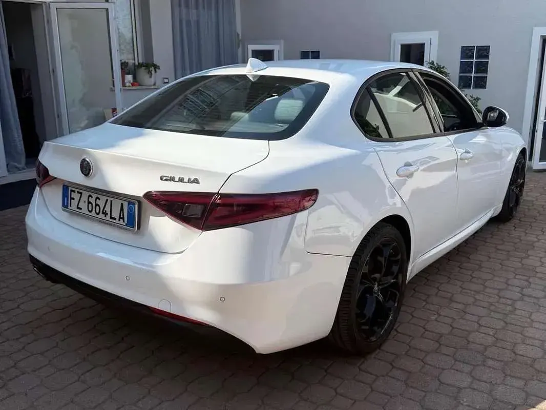 Usata Alfa Romeo Giulia 150 CV (110 kW) 2020 Bianco Berlina