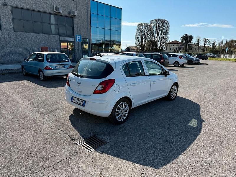 Usata Opel Corsa Club 80 CV (58 kW) 2010 Bianco Berlina
