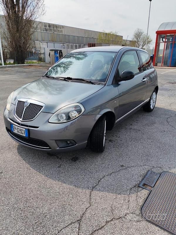 Usata Lancia Ypsilon Silver 69 CV (50 kW) 2012 Grigio Utilitaria