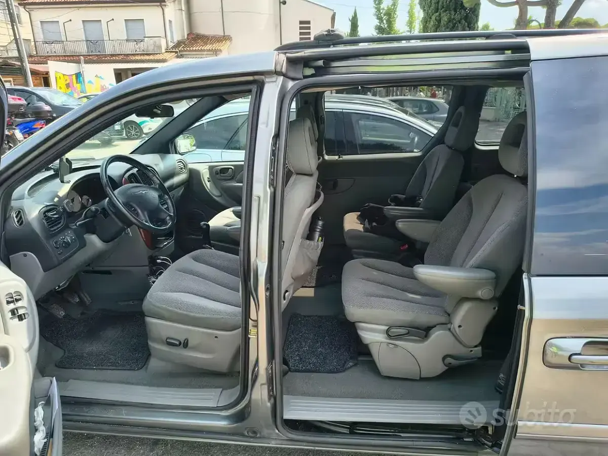 Usata Chrysler Grand Voyager 143 CV (105 kW) 2008 Grigio Monovolume