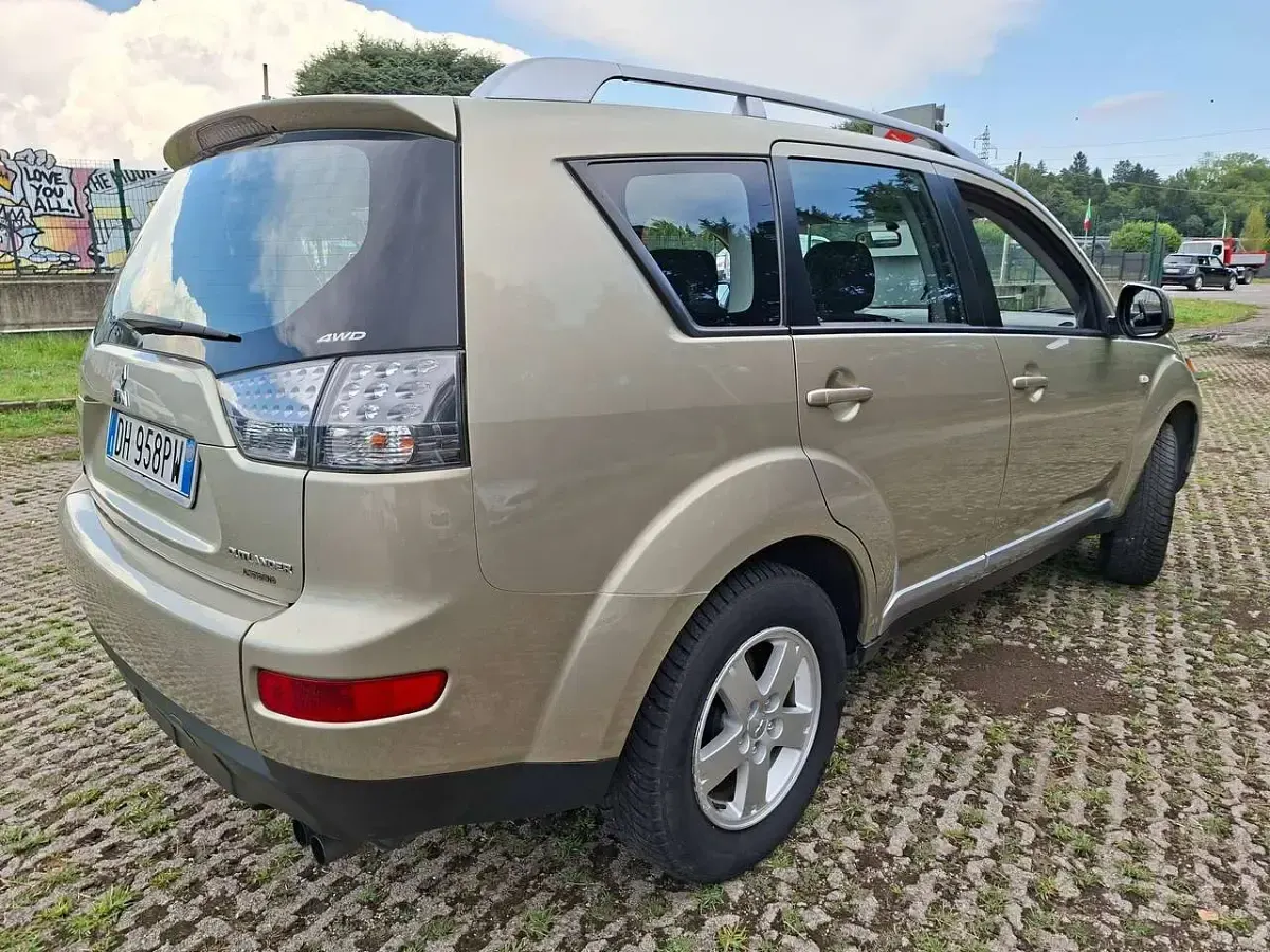 Usata Mitsubishi Outlander Instyle 140 CV (102 kW) 2007 Bronzo SUV
