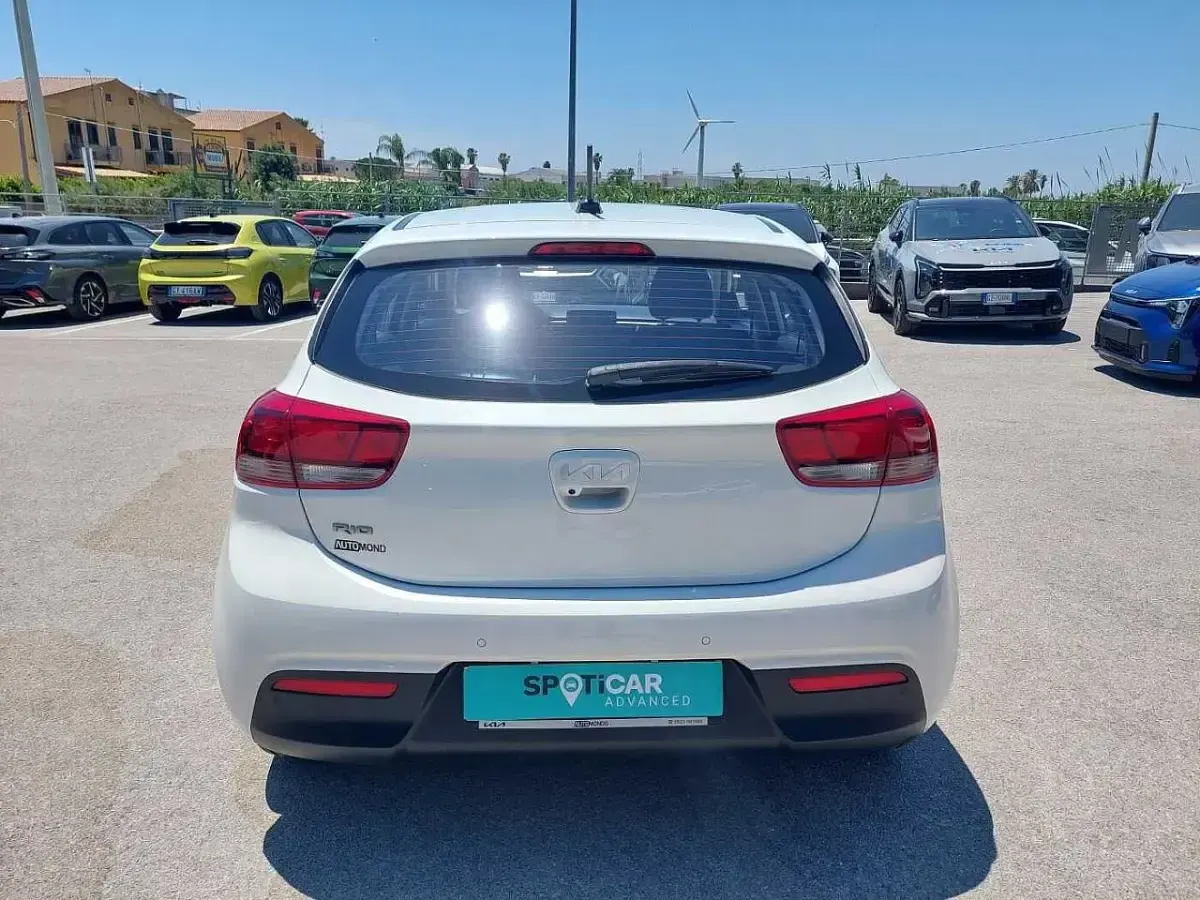 Usata Kia Rio Style 84 CV (61 kW) 2022 Bianco Utilitaria