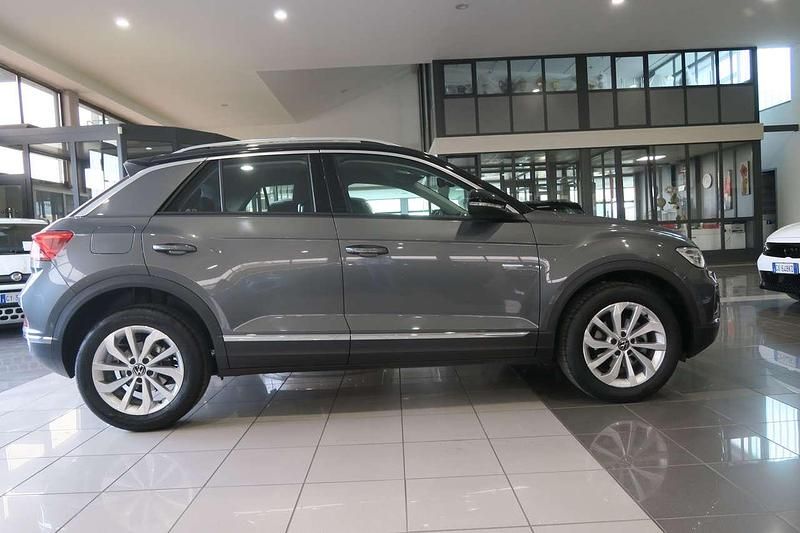 Usata VW T-Roc Style 116 CV (85 kW) 2025 Grigio scuro /tetto nero SUV