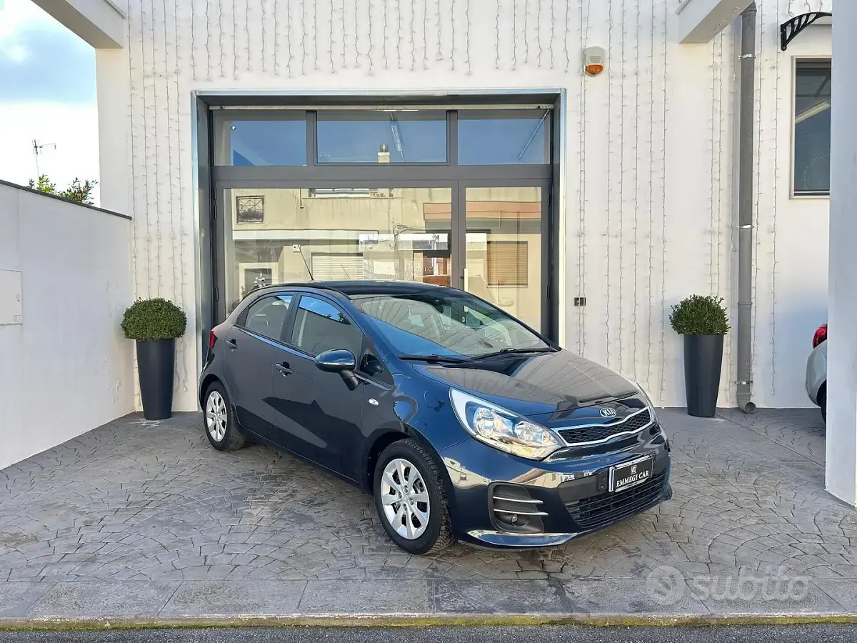 Usado Kia Rio 75 CV (55 kW) 2016 Gris Utilitario