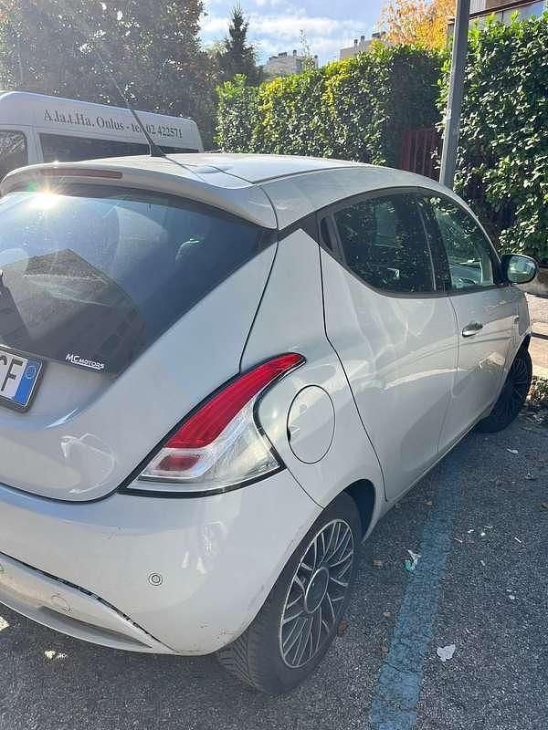 Usata Lancia Ypsilon Gold 69 CV (50 kW) 2016 Utilitaria