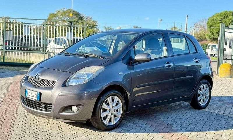 Grigio Usata 2010 Toyota Yaris Sol Tre volumi | 4400 € (Buon prezzo) - Immagine 1/4