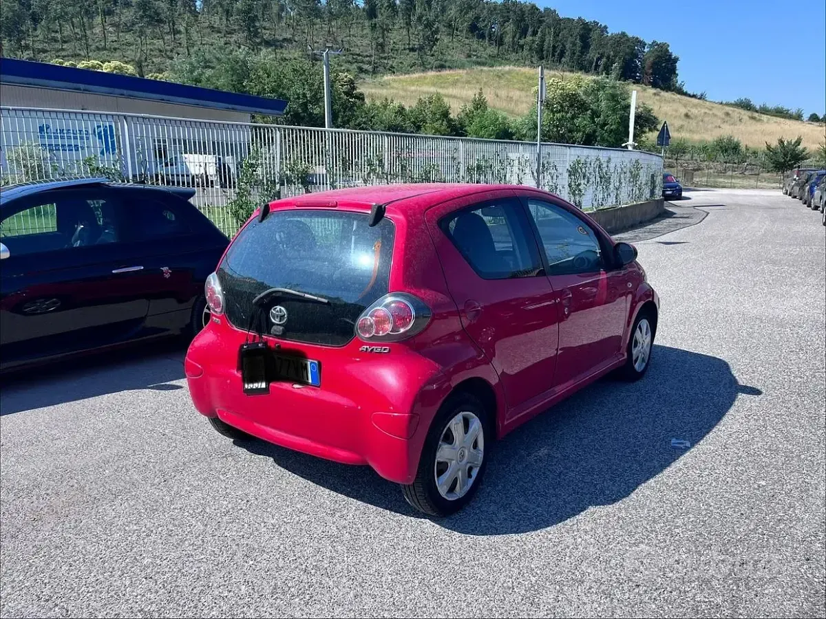 Usata Toyota Aygo Sol 68 CV (50 kW) 2009 Rosso Utilitaria