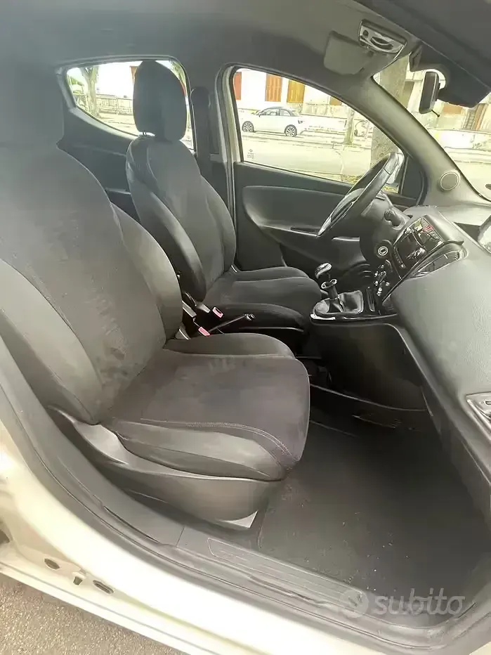 Usata Lancia Ypsilon 85 CV (62 kW) 2013 Bianco Utilitaria