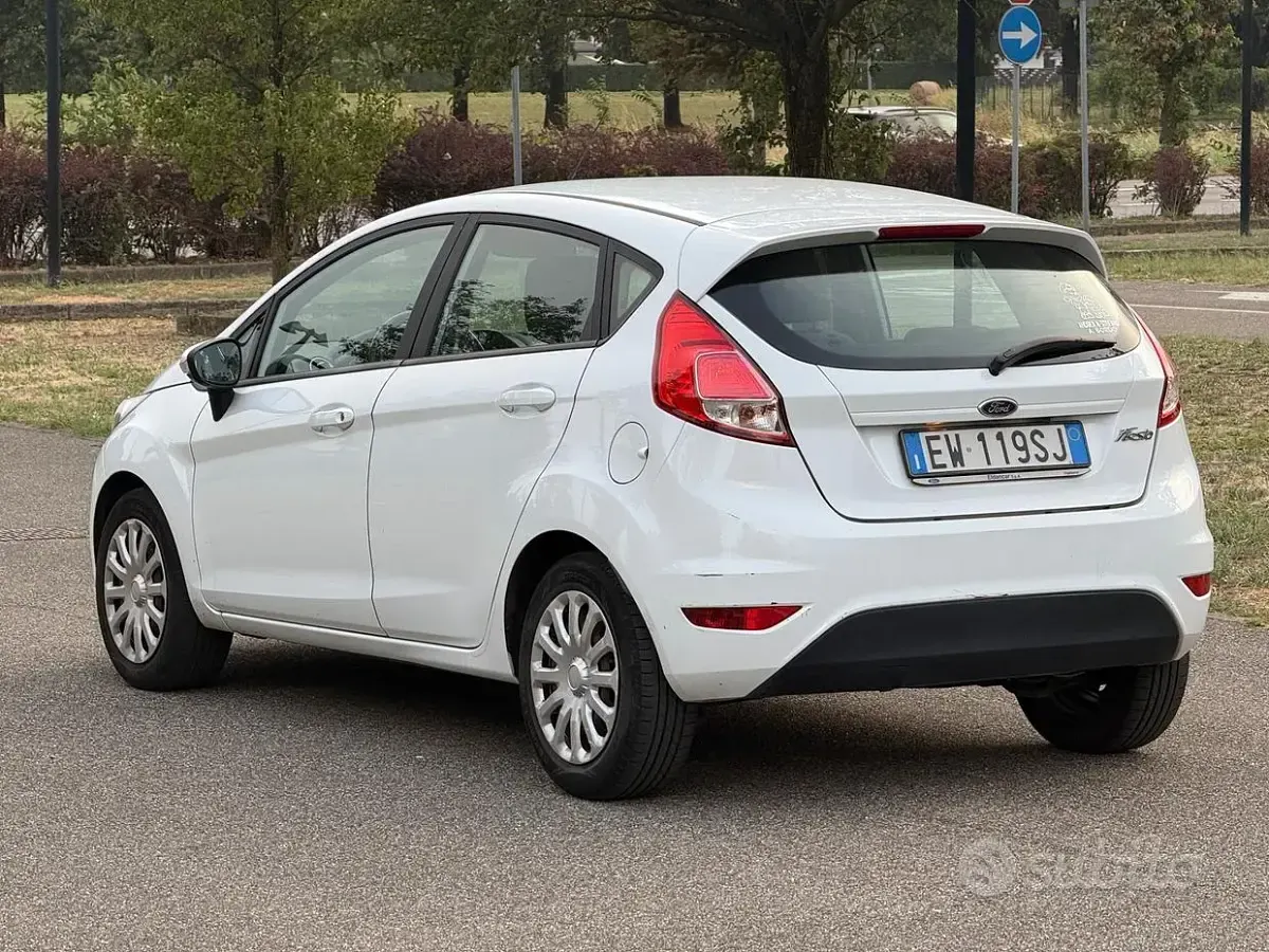 Usata Ford Fiesta 80 CV (58 kW) 2014 Bianco Utilitaria