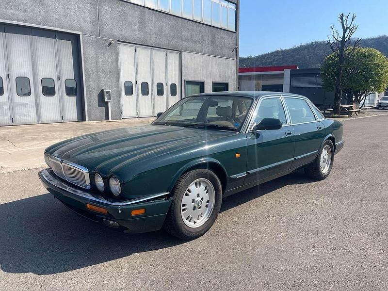 Usata Jaguar XJ Sovereign 241 CV (177 kW) 1996 Verde Berlina